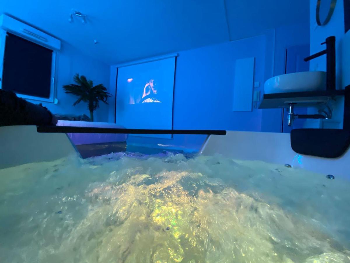 Capsule Miami Vice - Jacuzzi - Billard - Ecran Cinema & Netflix - Ping-Pong - Nintendo & Jeux- Лиеван Екстериор снимка