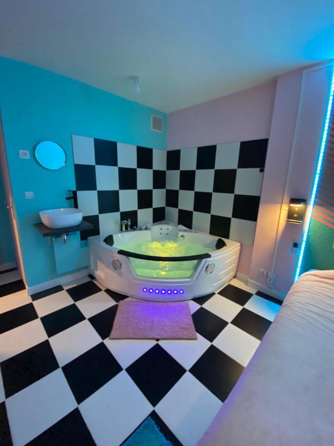 Capsule Miami Vice - Jacuzzi - Billard - Ecran Cinema & Netflix - Ping-Pong - Nintendo & Jeux- Лиеван Екстериор снимка