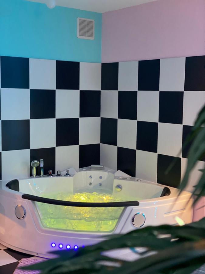 Capsule Miami Vice - Jacuzzi - Billard - Ecran Cinema & Netflix - Ping-Pong - Nintendo & Jeux- Лиеван Екстериор снимка