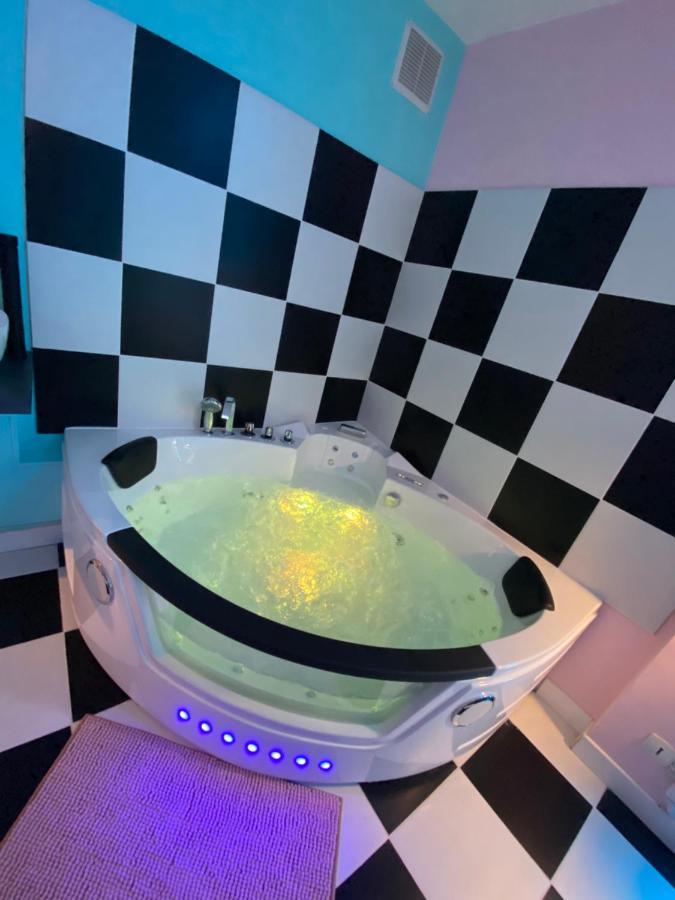 Capsule Miami Vice - Jacuzzi - Billard - Ecran Cinema & Netflix - Ping-Pong - Nintendo & Jeux- Лиеван Екстериор снимка
