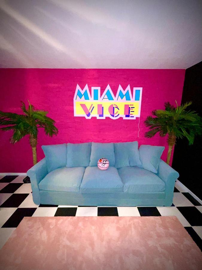 Capsule Miami Vice - Jacuzzi - Billard - Ecran Cinema & Netflix - Ping-Pong - Nintendo & Jeux- Лиеван Екстериор снимка
