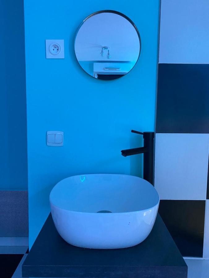 Capsule Miami Vice - Jacuzzi - Billard - Ecran Cinema & Netflix - Ping-Pong - Nintendo & Jeux- Лиеван Екстериор снимка