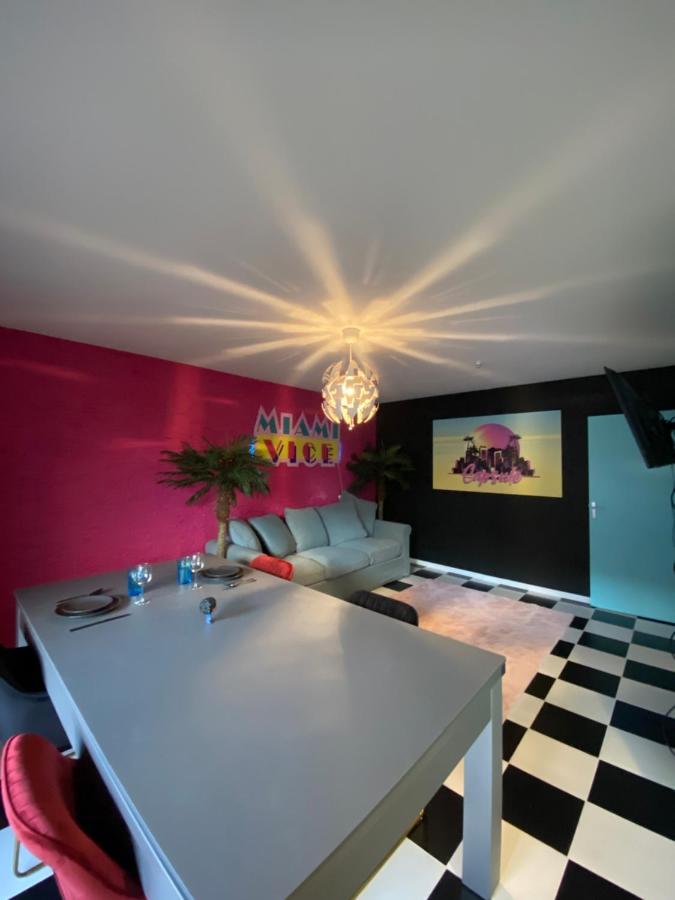 Capsule Miami Vice - Jacuzzi - Billard - Ecran Cinema & Netflix - Ping-Pong - Nintendo & Jeux- Лиеван Екстериор снимка