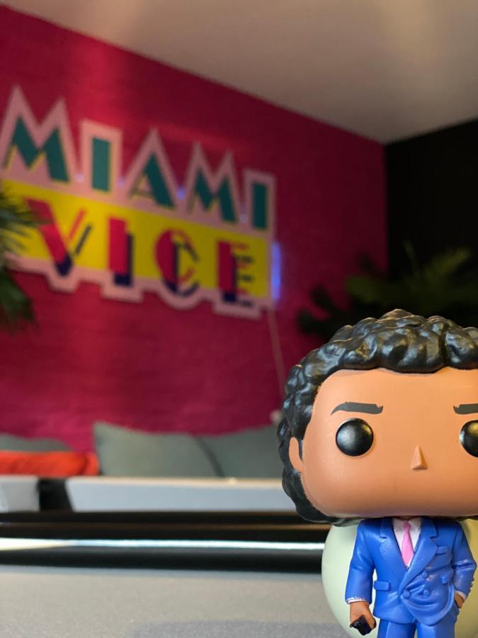 Capsule Miami Vice - Jacuzzi - Billard - Ecran Cinema & Netflix - Ping-Pong - Nintendo & Jeux- Лиеван Екстериор снимка