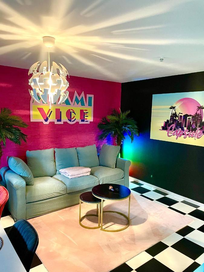 Capsule Miami Vice - Jacuzzi - Billard - Ecran Cinema & Netflix - Ping-Pong - Nintendo & Jeux- Лиеван Екстериор снимка