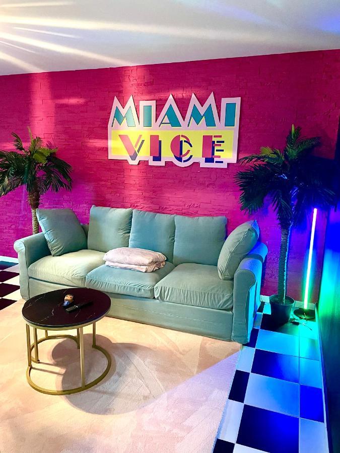 Capsule Miami Vice - Jacuzzi - Billard - Ecran Cinema & Netflix - Ping-Pong - Nintendo & Jeux- Лиеван Екстериор снимка
