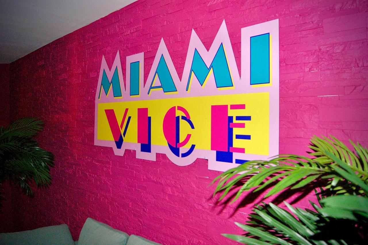Capsule Miami Vice - Jacuzzi - Billard - Ecran Cinema & Netflix - Ping-Pong - Nintendo & Jeux- Лиеван Екстериор снимка