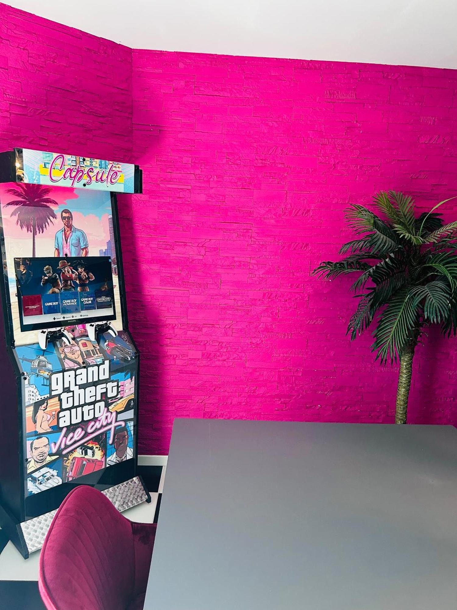 Capsule Miami Vice - Jacuzzi - Billard - Ecran Cinema & Netflix - Ping-Pong - Nintendo & Jeux- Лиеван Екстериор снимка