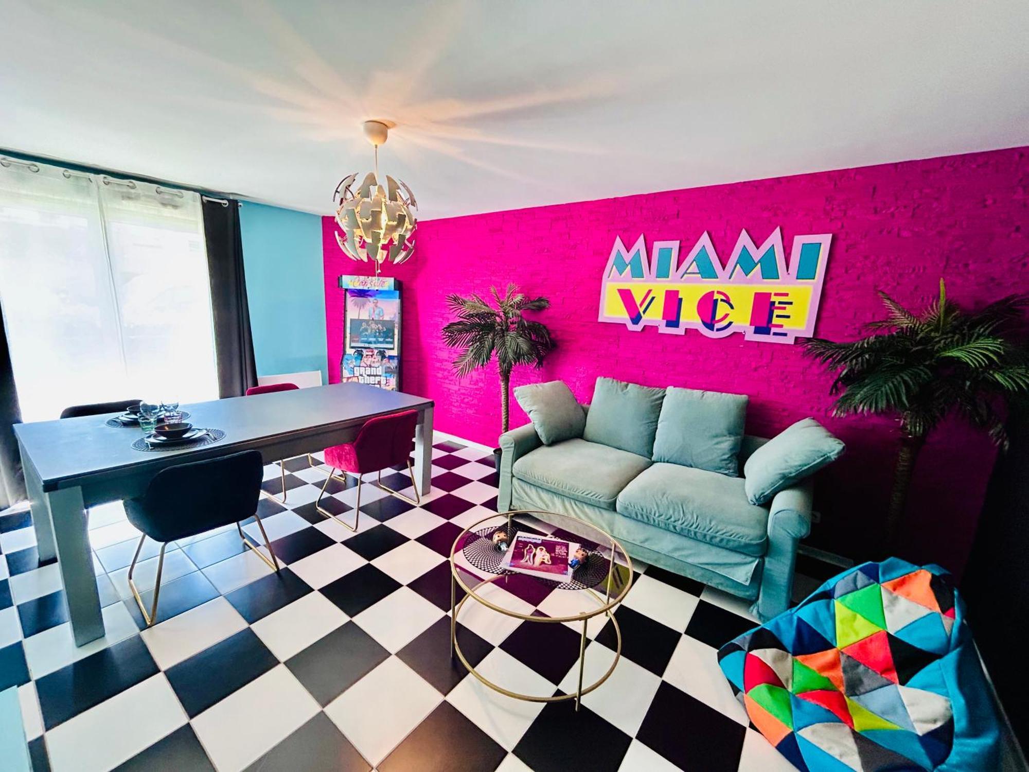 Capsule Miami Vice - Jacuzzi - Billard - Ecran Cinema & Netflix - Ping-Pong - Nintendo & Jeux- Лиеван Екстериор снимка