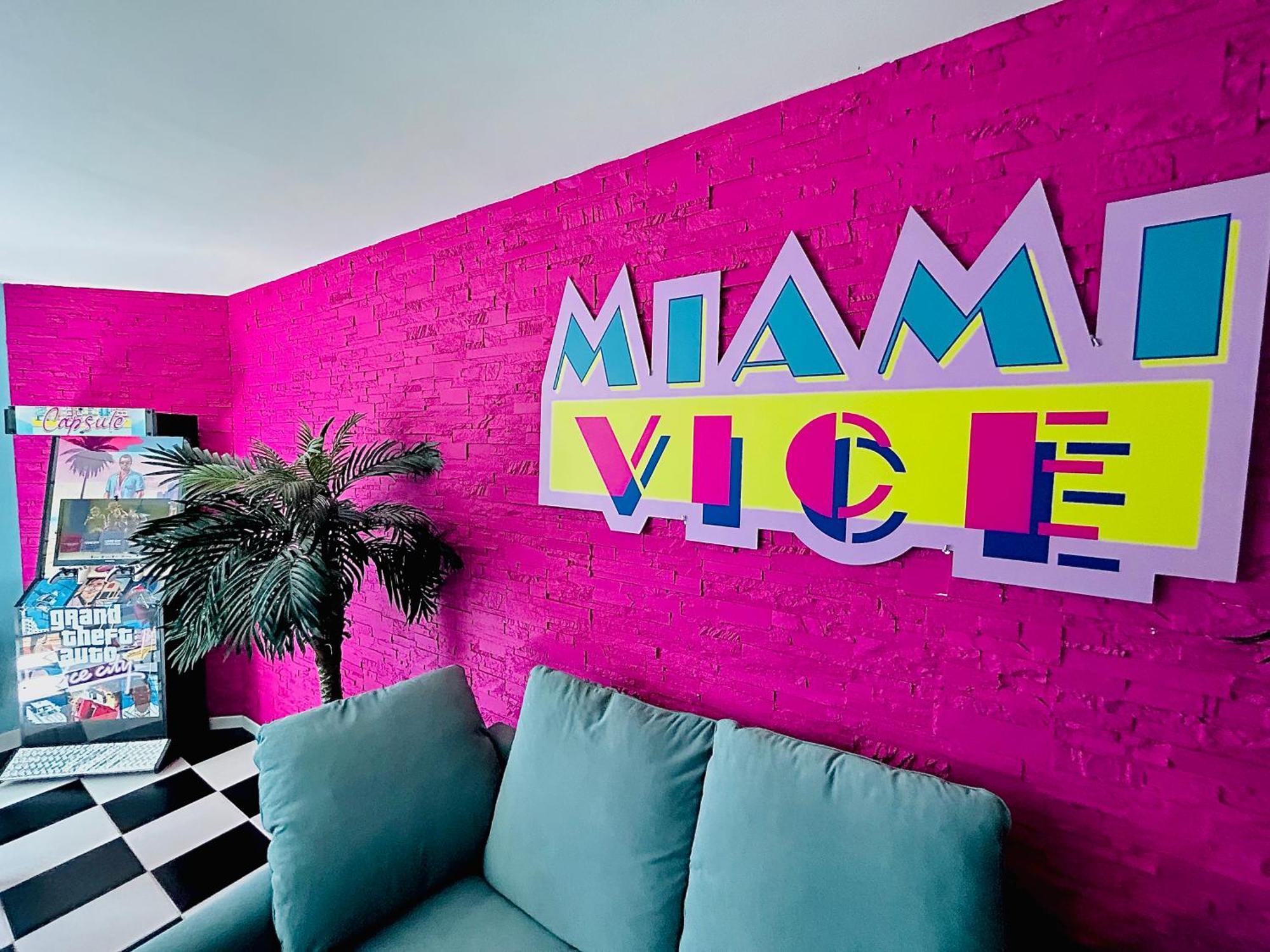 Capsule Miami Vice - Jacuzzi - Billard - Ecran Cinema & Netflix - Ping-Pong - Nintendo & Jeux- Лиеван Екстериор снимка
