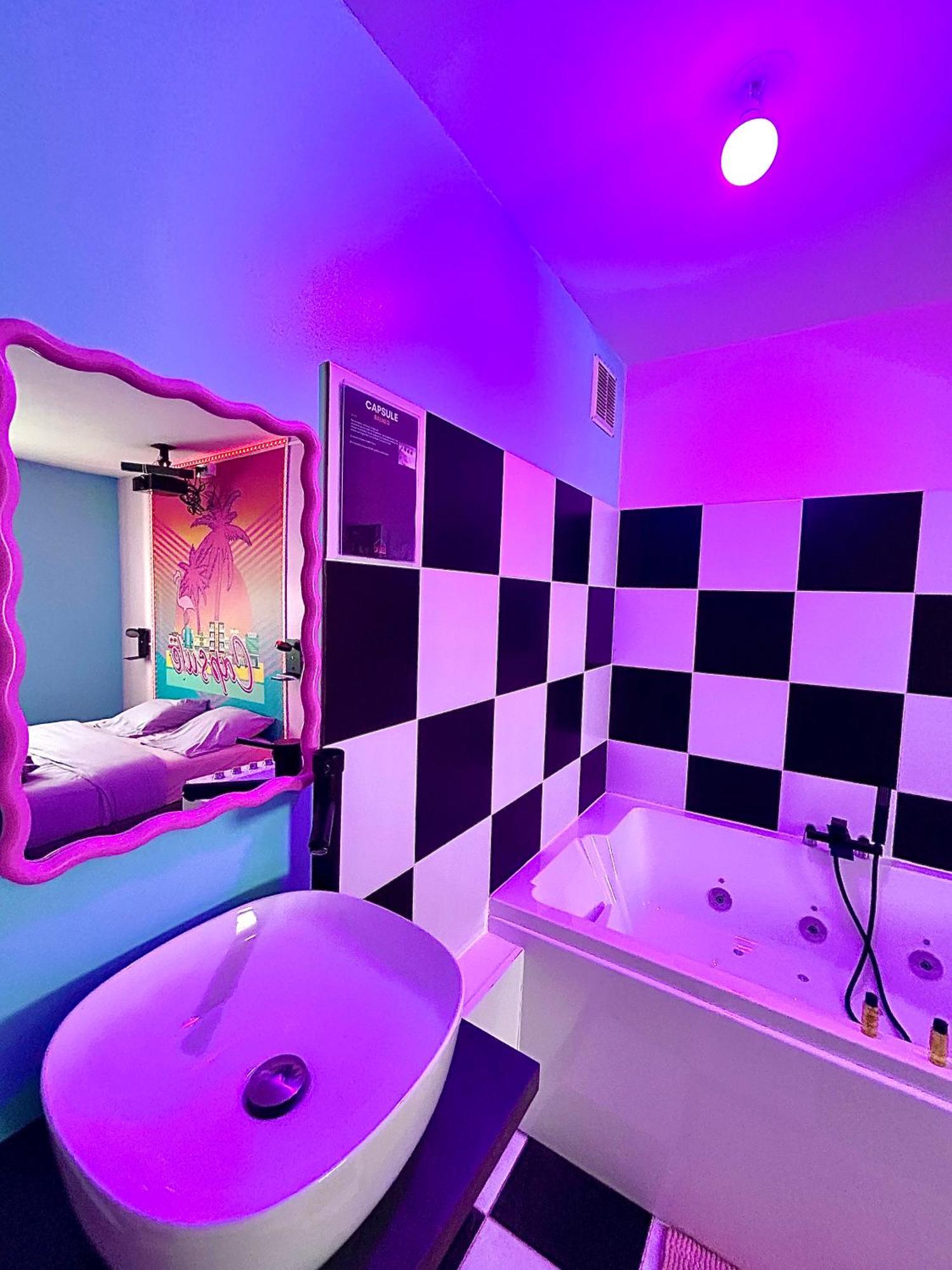 Capsule Miami Vice - Jacuzzi - Billard - Ecran Cinema & Netflix - Ping-Pong - Nintendo & Jeux- Лиеван Екстериор снимка