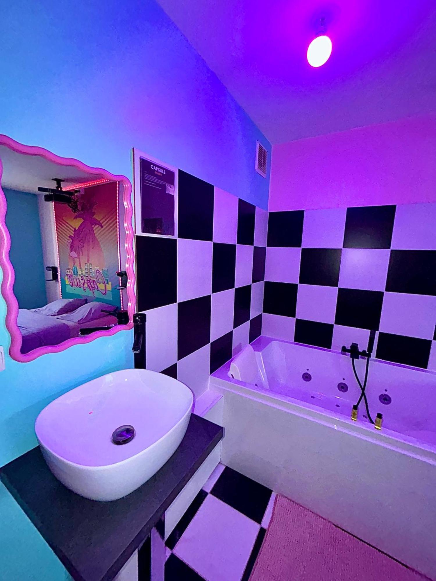 Capsule Miami Vice - Jacuzzi - Billard - Ecran Cinema & Netflix - Ping-Pong - Nintendo & Jeux- Лиеван Екстериор снимка
